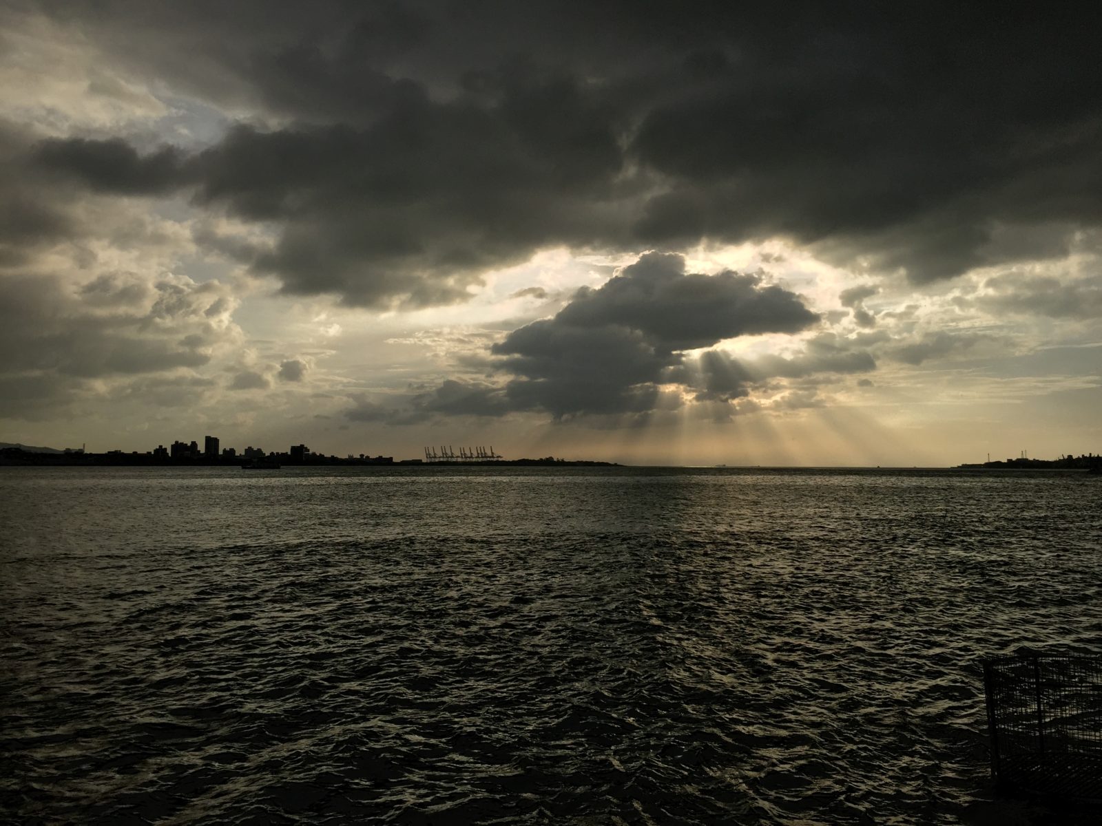 Su majestad domina sobre toda tempestad