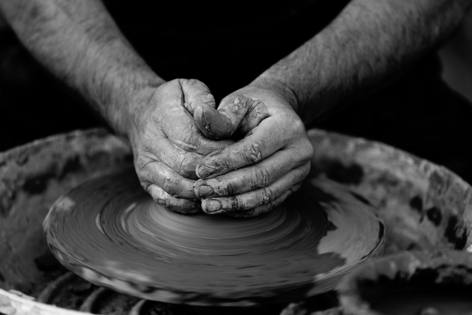 Reflexiones de Esperanza: Caminando en los valles oscuros de la vida; Permitiendo que Dios nos moldee.